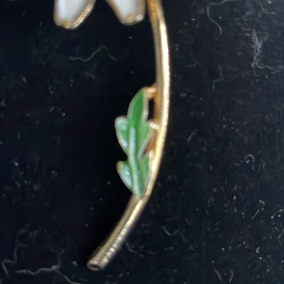 Vintage Weis Daisy Enamel Flower Brooch with Gold Accents - Picture 3 of 6